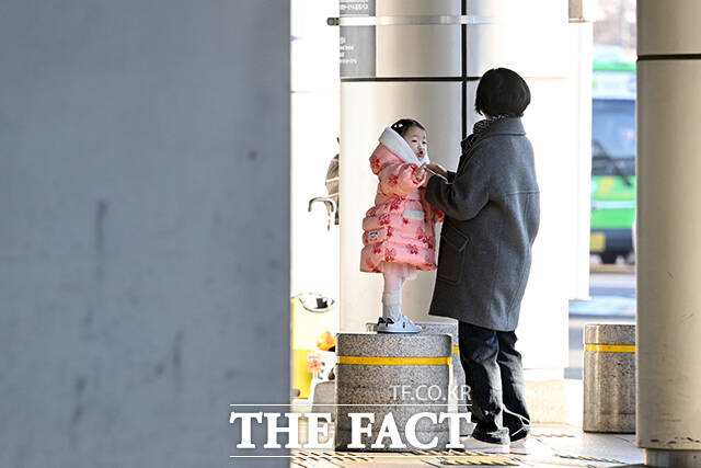 영하권 기온을 보인 9일 오전 서울 강서구 김포국제공항을 나서는 한 시민이 어린이의 옷을 여미고 있다. /김포국제공항=서예원 기자