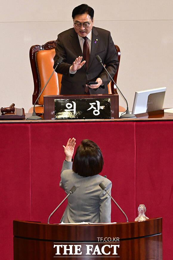 우원식 국회의장이 심사 법안과 관련한 토론을 해달라고 요청하는 모습.