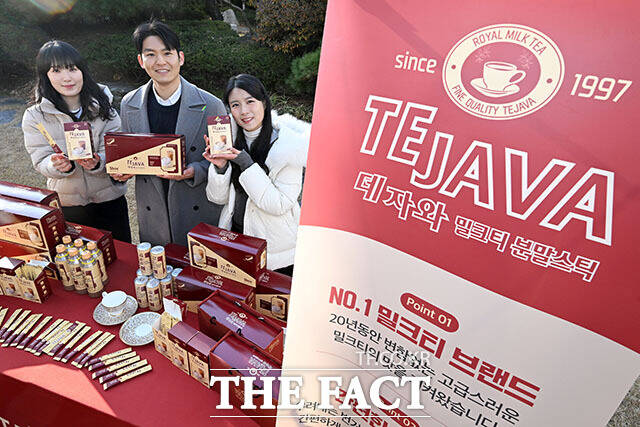 국내 최초 밀크티 '데자와' 분말스틱을 출시한 동아오츠카.