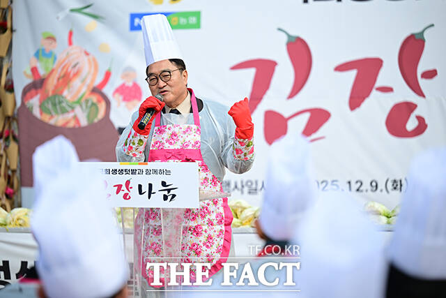 우원식 국회의장이 인사말을 하며 김장 음식에 대해 설명하고 있다.