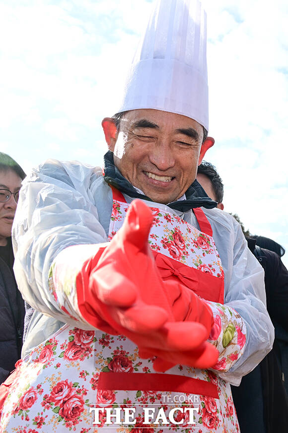 김장 준비는 즐거워 윤준병 더불어민주당 의원이 고무장갑을 끼며 미소짓고 있다.