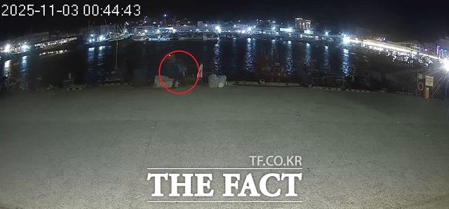 피의자가 범행 대상 선박을 물색하고 있는 장면. /사천해경