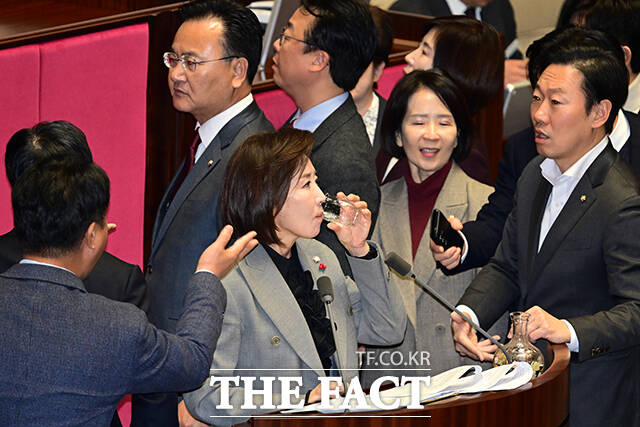나경원 의원이 목을 축이는 모습.
