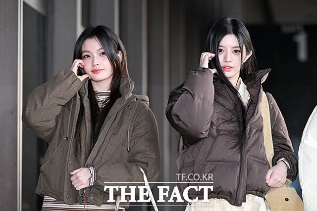 그룹 아일릿의 이로하와 민주, 모카, 윤아, 원희(왼쪽부터)가 9일 오전 해외 일정 참석차 서울 강서구 김포국제공항을 통해 일본 하네다로 출국하며 포즈를 취하고 있다. /김포국제공항=서예원 기자