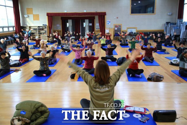 과천시가 서울대 건강문화사업단 건강 도시 평가 결과 전국 시군구 1위를 기록했다. 과천시 노인복지관 어르신 건강체조 교실 모습. /과천시
