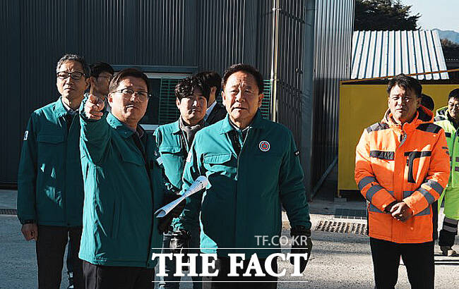 박현국봉화군수(앞줄 오른쪽)가 9일 겨을철 제설준비 상황을 점검하고 있다. /봉화군