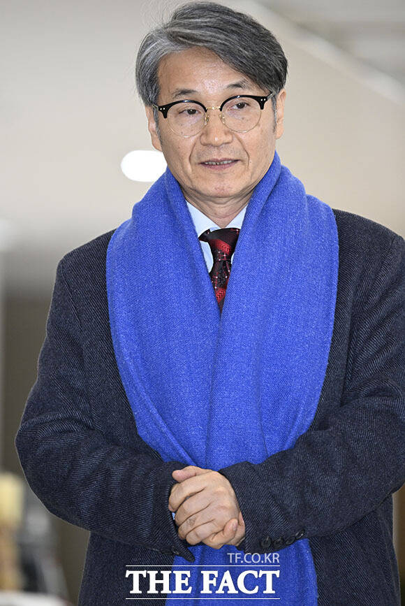 질문에 답하는 최 목사.