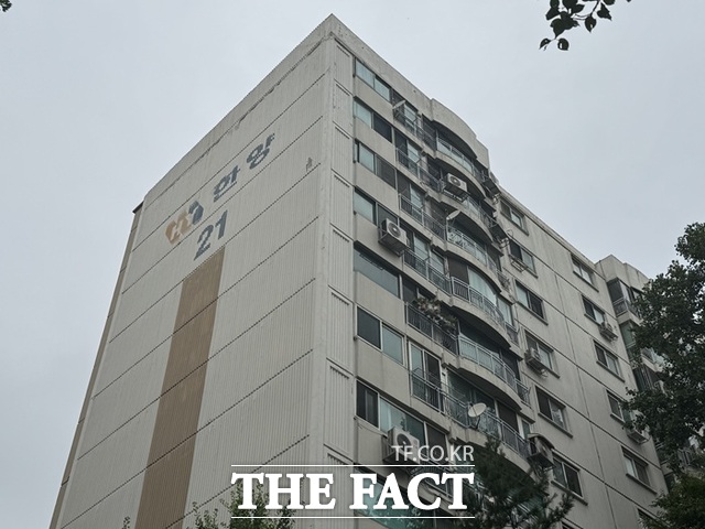 송파한양2차 재건축 조합은 9일 오후 시공사 선정을 위한 2차 입찰에 GS건설이 단독으로 참여하며 유찰됐다. /황준익 기자