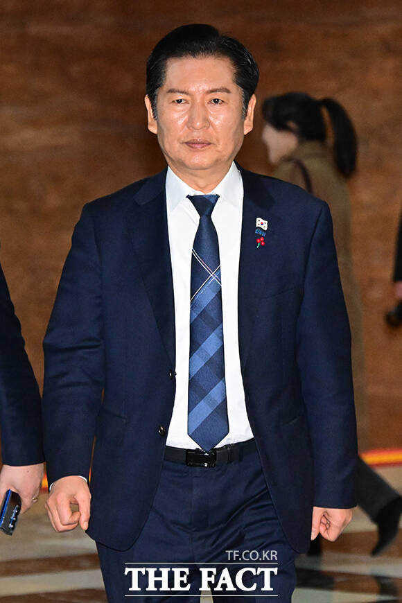 이날 열린 비공개 의원총회에 참석한 정청래 대표가 의원들과 인사하며 미소짓는 모습.