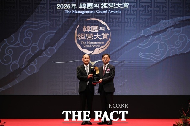 전윤종 한국산업기술기획평가원(KEIT) 원장(오른쪽)이 9일 대한민국 경영 부문 최고 권위의 상인 2025 한국의경영대상에서 소통부문 대상을 받고 기념촬영을 하고 있다. /KEIT