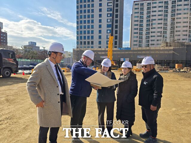 9일 양수조 동부교육장이 대전선화초 시설 사업 현장을 찾아 관계자로부터 안전관리 상황을 보고받고 있다. /대전시교육청