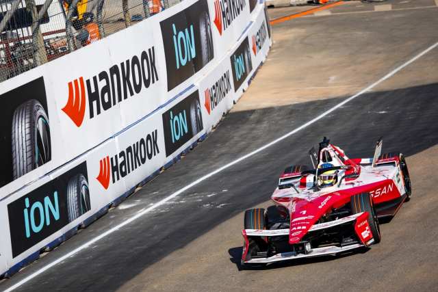 한국타이어앤테크놀로지(한국타이어)가 전기차 레이싱 타이어 독점 공급사이자 오피셜 파트너로 활동한 글로벌 전기차 레이싱 대회 'ABB FIA 포뮬러 E 월드 챔피언십(포뮬러 E)' 시즌 12 개막전이 마무리됐다. 포뮬러 E 시즌 12 2026 상파울루 E-Prix 경기 장면. /한국타이어