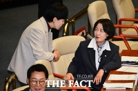  본회의 참석한 추미애·전현희 [포토]