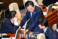  문진석 바라보는 정청래 대표 [포토]