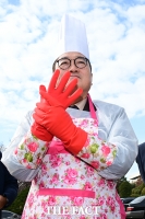  우원식 국회의장 '빨간 고무장갑과 함께' [포토]