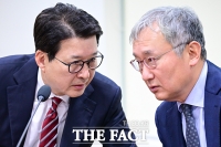  대화하는 신동욱 의원과 양희동 한국경영학회장 [포토]