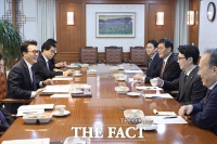  김민석 총리, 이창용 한국은행 총재와 면담 [포토]