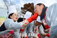  권향엽 국회의원의 '김치 손맛' [포토]