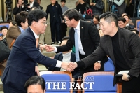  악수하는 송언석·김재섭 [포토]
