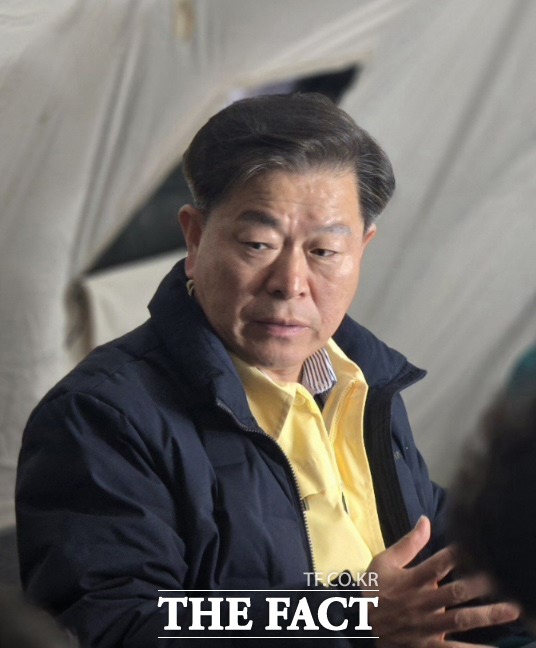 박승원 광명시장이 4월 11일 신안산선 붕괴 사고 직후 현장에서 구조 상황을 검토하고 있다. /더팩트 DB