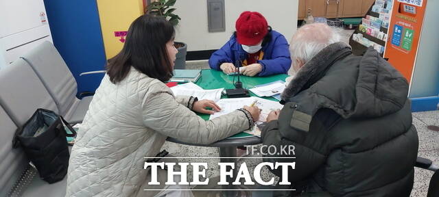 천안시가 한파 취약계층의 안부 확인을 위한 상담을 진행하고 있다. /천안시