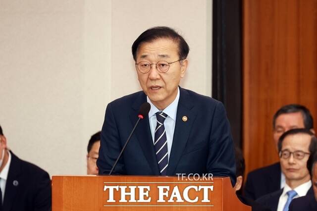 김윤덕 국토교통부 장관이 10일 서울 여의도 국회에서 열린 국토교통위원회 전체회의에서 안건 통과에 대한 감사 인사를 하고 있다. /뉴시스