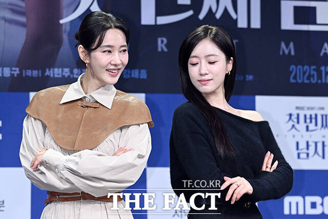 배우 오현경(왼쪽)과 함은정이 10일 오전 서울 마포구 상암동 MBC에서 열린 새 일일드라마 '첫 번째 남자' 제작발표회에 참석해 포즈를 취하고 있다. /서예원 기자