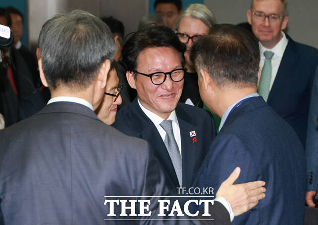 김민석 국무총리(왼쪽 세 번째)와 권노갑 김대중재단 이사장(왼쪽 두 번째), 미셸 윈트럽 아일랜드 대사(오른쪽 세 번째) 등 참석자들이 10일 오후 서울 마포구 연세대학교 김대중도서관에서 열린 김대중 대통령 노벨평화상 25주년 기념식에 참석해 기념촬영하고 있다.