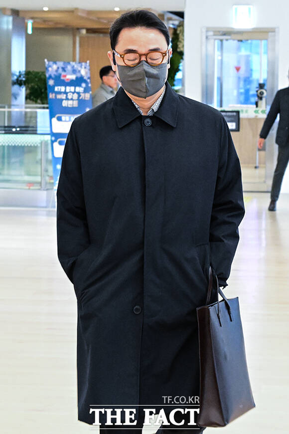 김진우 씨가 민중기 특별검사팀 사무실로 향하는 모습.