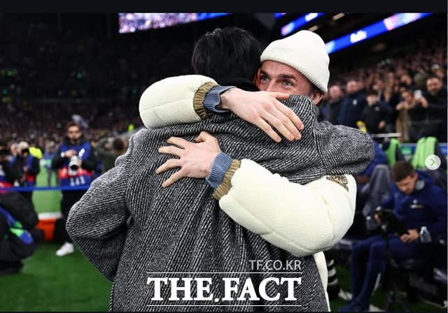 함께 공격을 이끌었던 제임스 매디슨과 뜨겁게 포옹하는 손흥민./토트넘