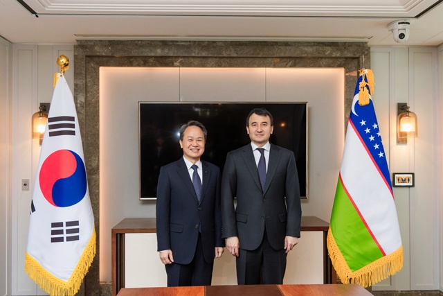 지난 9일 오후 서울 중구 롯데호텔에서 진옥동 신한금융그룹 회장(왼쪽)이 잠시드 호자예프 우즈베키스탄 부총리와 함께 면담을 갖고 기념촬영을 하고 있다. /신한금융그룹