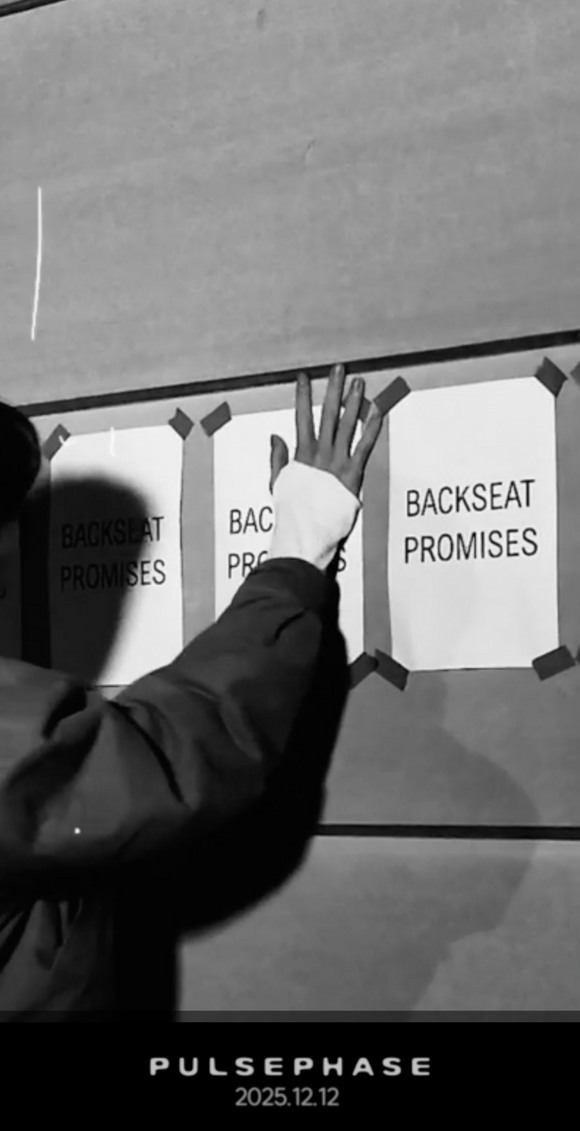 'PULSEPHASE'는 모든 트랙이 영어 곡이다. 강다니엘이 영어 곡을 싱글 혹은 수록곡으로 발표하기는 했지만 앨범의 전 트랙을 영어 곡으로 발매하는 건 이번이 처음이다. /ARA