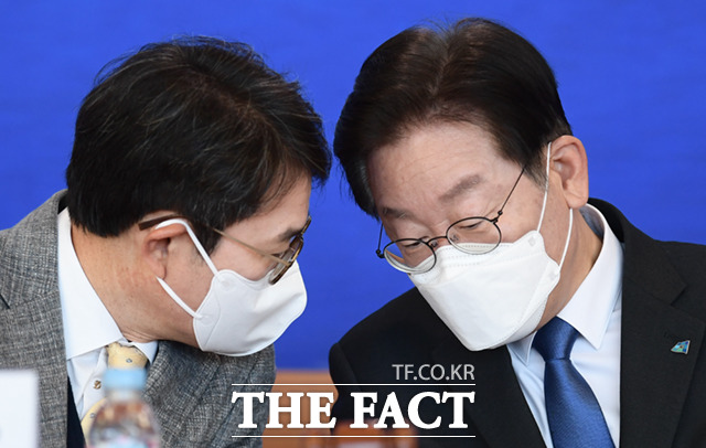 이재명 대통령에게 '공개 칭찬'을 받은 정원오 서울 성동구청장을 두고 더불어민주당 서울시장 후보군 사이에 미묘한 긴장감이 흐르고 있다. 지난 2022년 11월 30일 이재명 대표와 정원오 성동구청장. /이새롬 기자