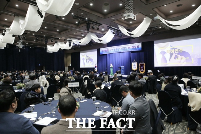 9일 여수 히든베이호텔 그랜드볼룸에서 열린 한국CBMC 전남동부연합회 정기총회 및 연합회장·지회장 이·취임식에서 참석자들이 소프라노 김신오의 축하 공연을 감상하고 있다. /한국CBMC 전남동부연합회