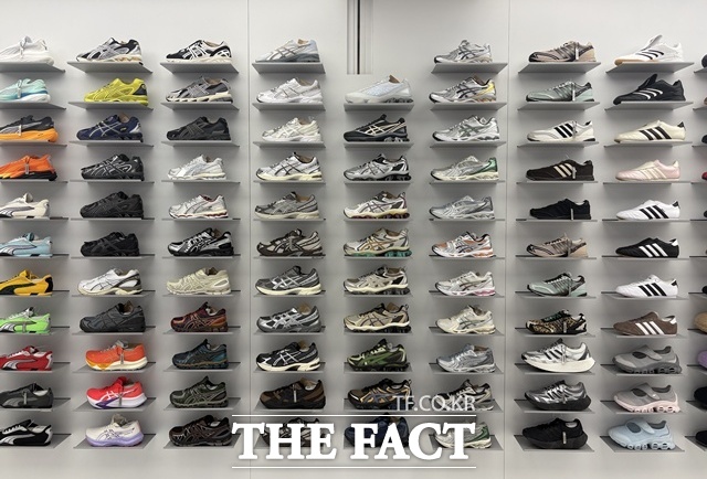 '슈즈 월 존'은 '무진장 신발 사진이 많은 곳'이라는 무신사의 정체성을 나타낸다. /용산=문화영 기자