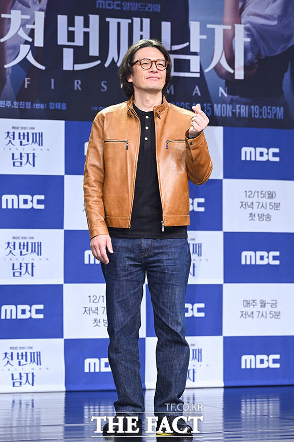 배우 이재황과 정찬, 오현경, 박건일, 함은정, 윤선우, 김민설(왼쪽부터)이 10일 오전 서울 마포구 상암동 MBC에서 열린 새 일일드라마 '첫 번째 남자' 제작발표회에 참석해 포즈를 취하고 있다. /서예원 기자