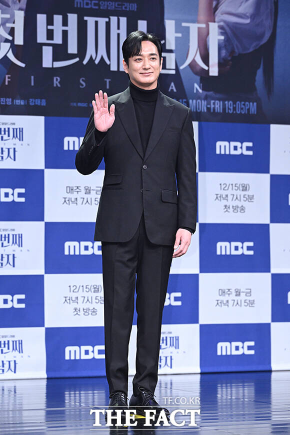 배우 이재황과 정찬, 오현경, 박건일, 함은정, 윤선우, 김민설(왼쪽부터)이 10일 오전 서울 마포구 상암동 MBC에서 열린 새 일일드라마 '첫 번째 남자' 제작발표회에 참석해 포즈를 취하고 있다. /서예원 기자