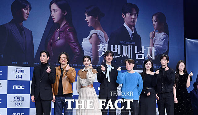 배우 이재황과 정찬, 오현경, 박건일, 함은정, 윤선우, 김민설(왼쪽부터)이 10일 오전 서울 마포구 상암동 MBC에서 열린 새 일일드라마 '첫 번째 남자' 제작발표회에 참석해 포즈를 취하고 있다. /서예원 기자