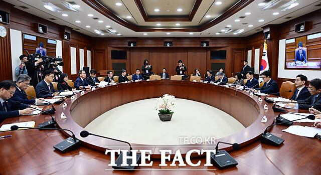 김민석 국무총리가 10일 오전 서울 종로구 정부서울청사에서 열린 국가정책조정회의에 참석해 모두발언을 하고 있다. /임영무 기자