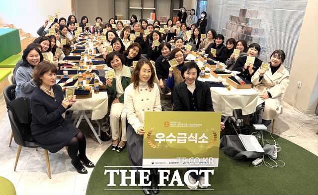 9일 대전서구 어린이 급식소 대상 우수급식소 시상식을 진행하고 있다. /배재대