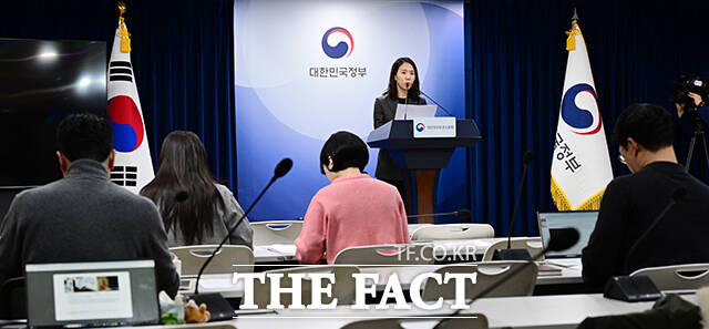 이정은 개인정보보호위원회 조사2과장이 10일 오후 서울 종로구 정부서울청사에서 쿠팡의 최근 개인정보 유출 관련 대응 상황 및 개인정보 처리 실태를 점검 결과를 브리핑하고 있다. /임영무 기자