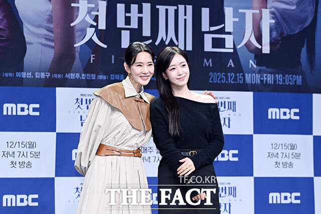 배우 오현경(왼쪽)과 함은정이 10일 오전 서울 마포구 상암동 MBC에서 열린 새 일일드라마 '첫 번째 남자' 제작발표회에 참석해 포즈를 취하고 있다. /서예원 기자