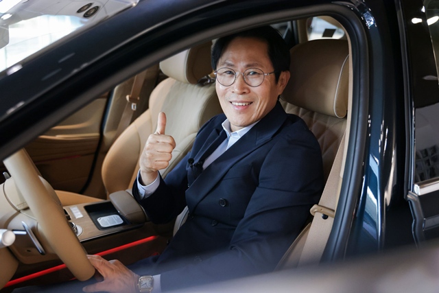 현대차는 서대문중앙지점 최진성 영업이사가 최초로 누적 판매 8천대를 달성했다고 10일 밝혔다. 최진성 영업이사가 현대차 서대문중앙지점에서 기념 촬영하는 모습. /현대차