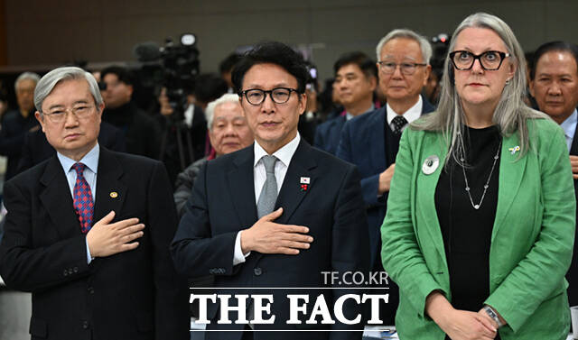 김민석 국무총리(왼쪽 세 번째)와 권노갑 김대중재단 이사장(왼쪽 두 번째), 미셸 윈트럽 아일랜드 대사(오른쪽 세 번째) 등 참석자들이 10일 오후 서울 마포구 연세대학교 김대중도서관에서 열린 김대중 대통령 노벨평화상 25주년 기념식에 참석해 기념촬영하고 있다.