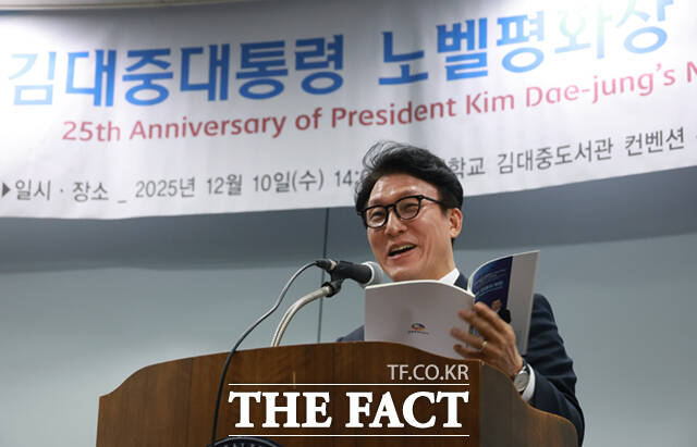 김민석 국무총리(왼쪽 세 번째)와 권노갑 김대중재단 이사장(왼쪽 두 번째), 미셸 윈트럽 아일랜드 대사(오른쪽 세 번째) 등 참석자들이 10일 오후 서울 마포구 연세대학교 김대중도서관에서 열린 김대중 대통령 노벨평화상 25주년 기념식에 참석해 기념촬영하고 있다.