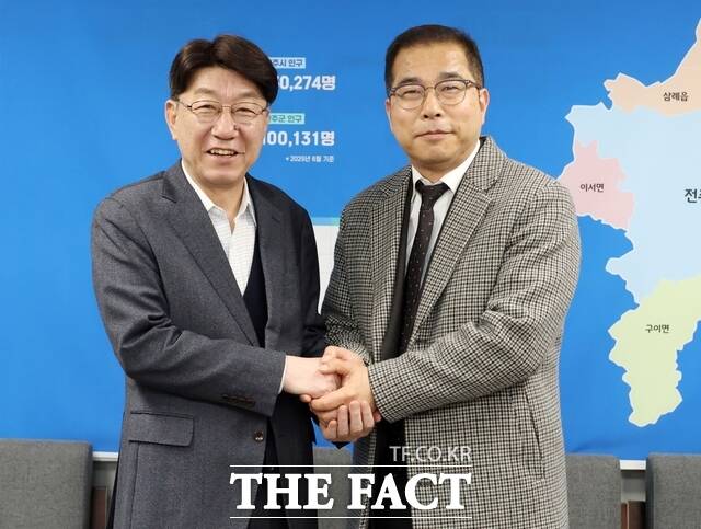 10일 오후 전주시청사 시장실에서 우범기 전주시장(왼쪽)과 피터 유 쿠뮤 필름 스튜디오 대표가 전주 투자 계획 등에 대해 논의하고 기념 촬영을 하고 있다. /전주시