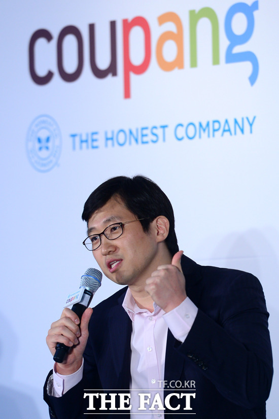 쿠팡의 개인정보 유출 사태가 커지는 가운데 김범석 쿠팡InC 의장의 책임론이 거론되고 있다. /더팩트 DB