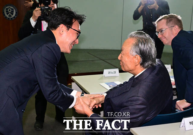 김민석 국무총리(왼쪽 세 번째)와 권노갑 김대중재단 이사장(왼쪽 두 번째), 미셸 윈트럽 아일랜드 대사(오른쪽 세 번째) 등 참석자들이 10일 오후 서울 마포구 연세대학교 김대중도서관에서 열린 김대중 대통령 노벨평화상 25주년 기념식에 참석해 기념촬영하고 있다.