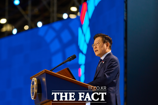 이재명 대통령은 10일 용산 대통령실에서 '인공지능(AI) 시대 K-반도체 비전과 육성전략 보고회'를 주재, 산업 육성 방안을 논의한다. 이 대통령이 2일 경기도 고양시 킨텍스에서 열린 제22기 민주평화통일자문회의 출범회의에서 연설하고 있다. /대통령실