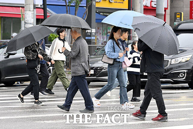 기상청에 따르면 이날 전국이 대체로 흐리겠고 늦은 오후부터 서쪽 지역부터 차차 맑아지겠다. 이날 새벽부터 오전 사이 전국 대부분 지역에서 비가 내리겠다. 경기동부와 강원, 경북북동산지에는 비 또는 눈이 내리는 곳이 있겠다./남용희 기자